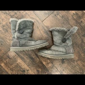Grey UGG’s Size 7
